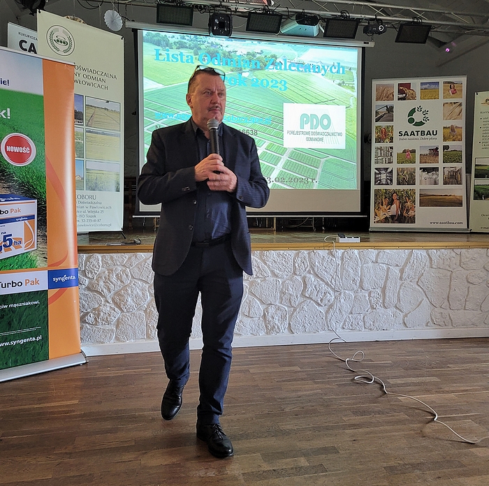 Dyrektor SDOO rozpoczynający spotkanie. W tle widać prezentację, której tematem jest „Lista Odmian Zalecanych na rok 2023.  