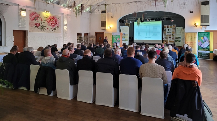 Zdjęcie przedstawia uczestników spotkania podczas prezentacji.