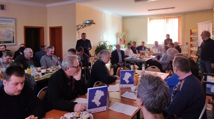 Dyrektor SDOO Pawłowice podczas przedstawiania prezentacji o LOZ w województwie śląskim