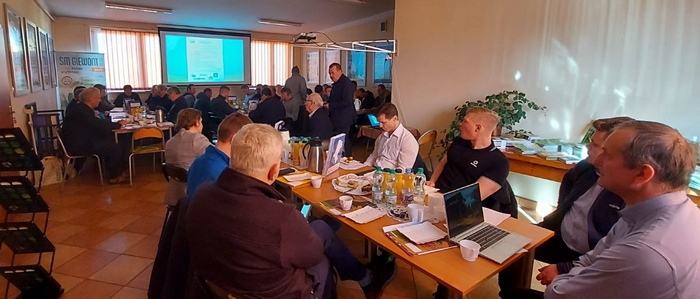 Uczestnicy spotkania podczas prezentacji