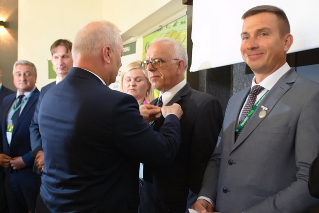 Wręczenie odznaki „Zasłużony dla rolnictwa” dla Stanisława Kołodzieja