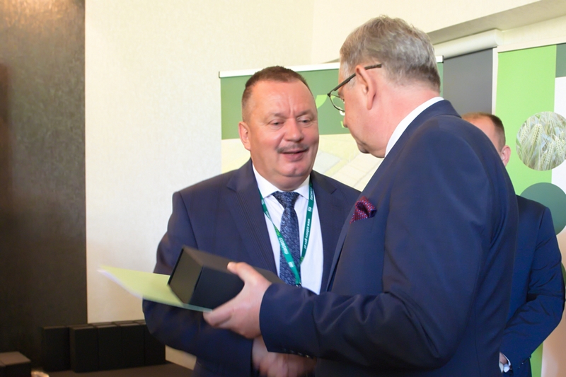 Dyrektor COBORU Pan prof. dr hab. inż. Henryk Bujak wręcza statuetkę „25 lat PDO” 