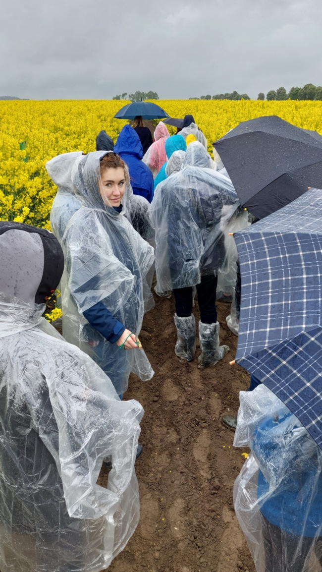 Uczestnicy spotkania podczas egzaminu praktycznego na poletkach doświadczalnych