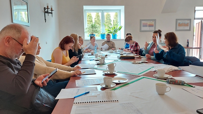 Uczestnicy spotkania podczas wypełniania dokumentacji