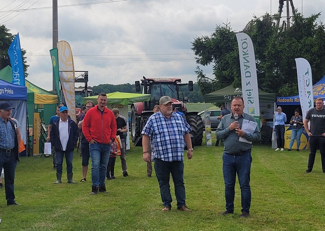 Dyrektor SDOO Pawłowice ze Sławomirem Palą z firmy Agrocentrum