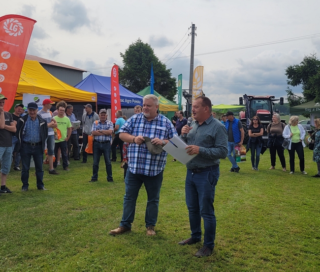 Dyrektor SDOO Pawłowice ze Sławomirem Palą z firmy Agrocentrum