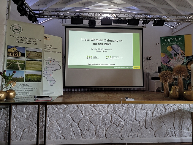 Temat prezentacji Dyrektora SDOO w Pawłowicach: „Lista Odmian Zalecanych do uprawy w województwie śląskim w roku 2024”.