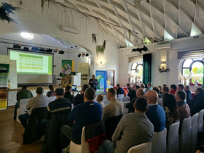 Dyrektor SDOO Pawłowice podczas prezentacji. 