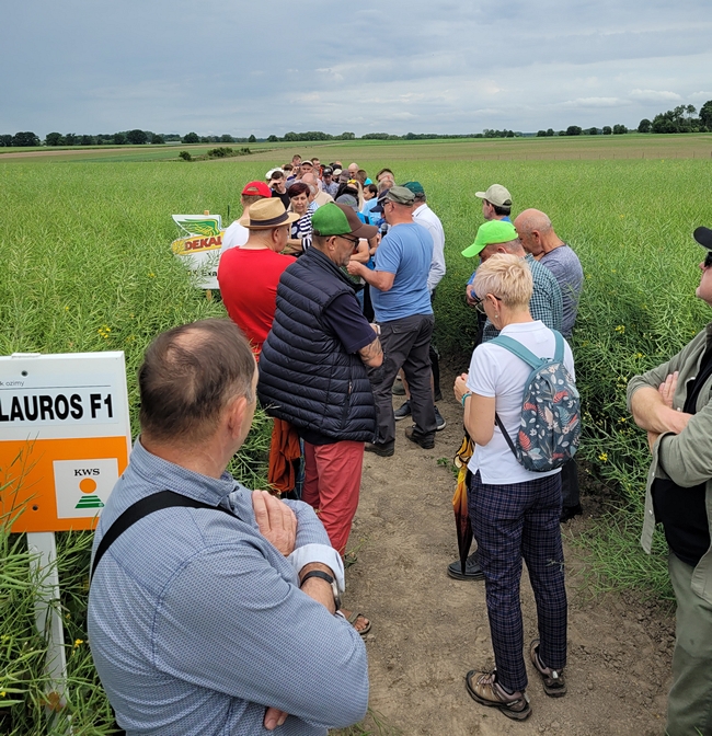 Uczestnicy spotkania w polu