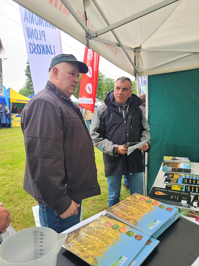 Konsultacje rolnika na stoisku DSV