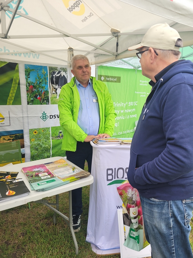 Konsultacje rolnika na stoisku Biostyma