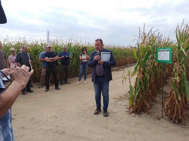 Dyrektor SDOO Pawłowice przy doświadczeniach PDO